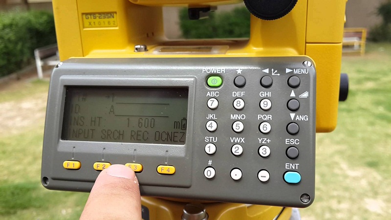 màn hình hiển thị của máy toàn đạc topcon gts 235n