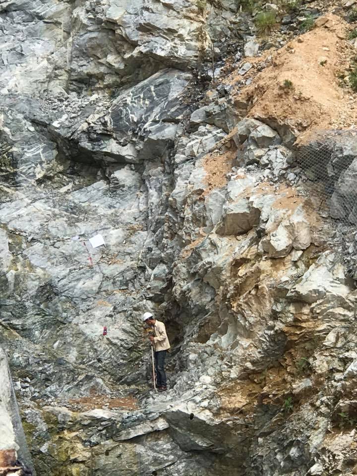 Tầm quan trọng của công việc đi gương trong đo đạc, trắc địa